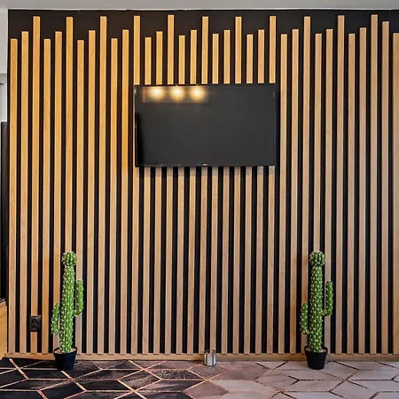 De Lux Drumul Taberei Βουκουρέστι